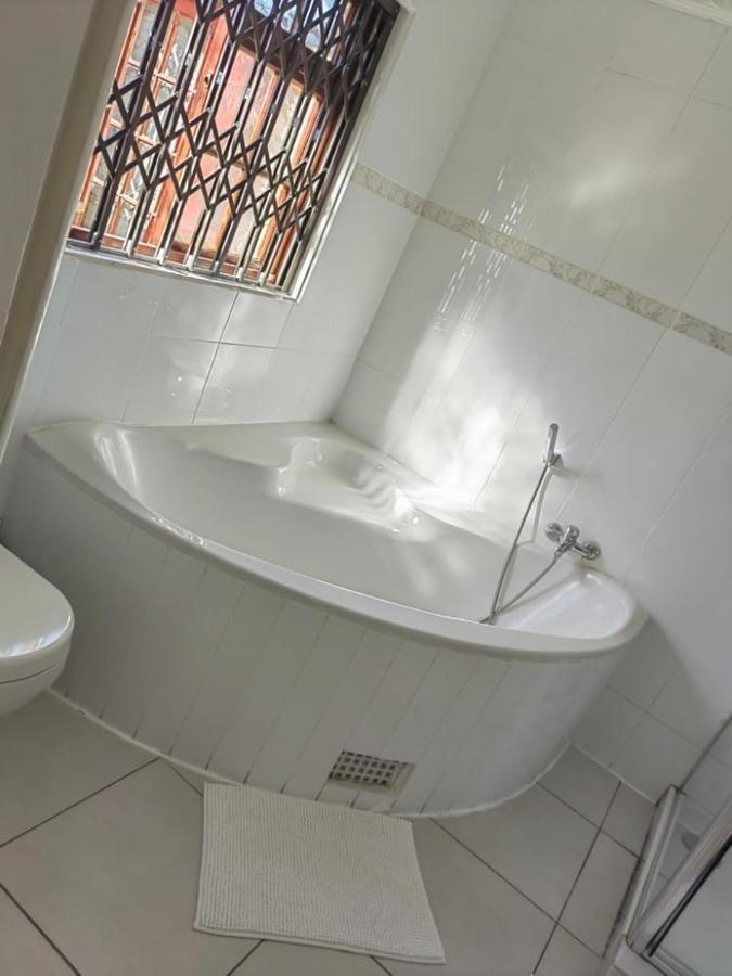 Obaa Sima Guest House อึมทาทา ภายนอก รูปภาพ